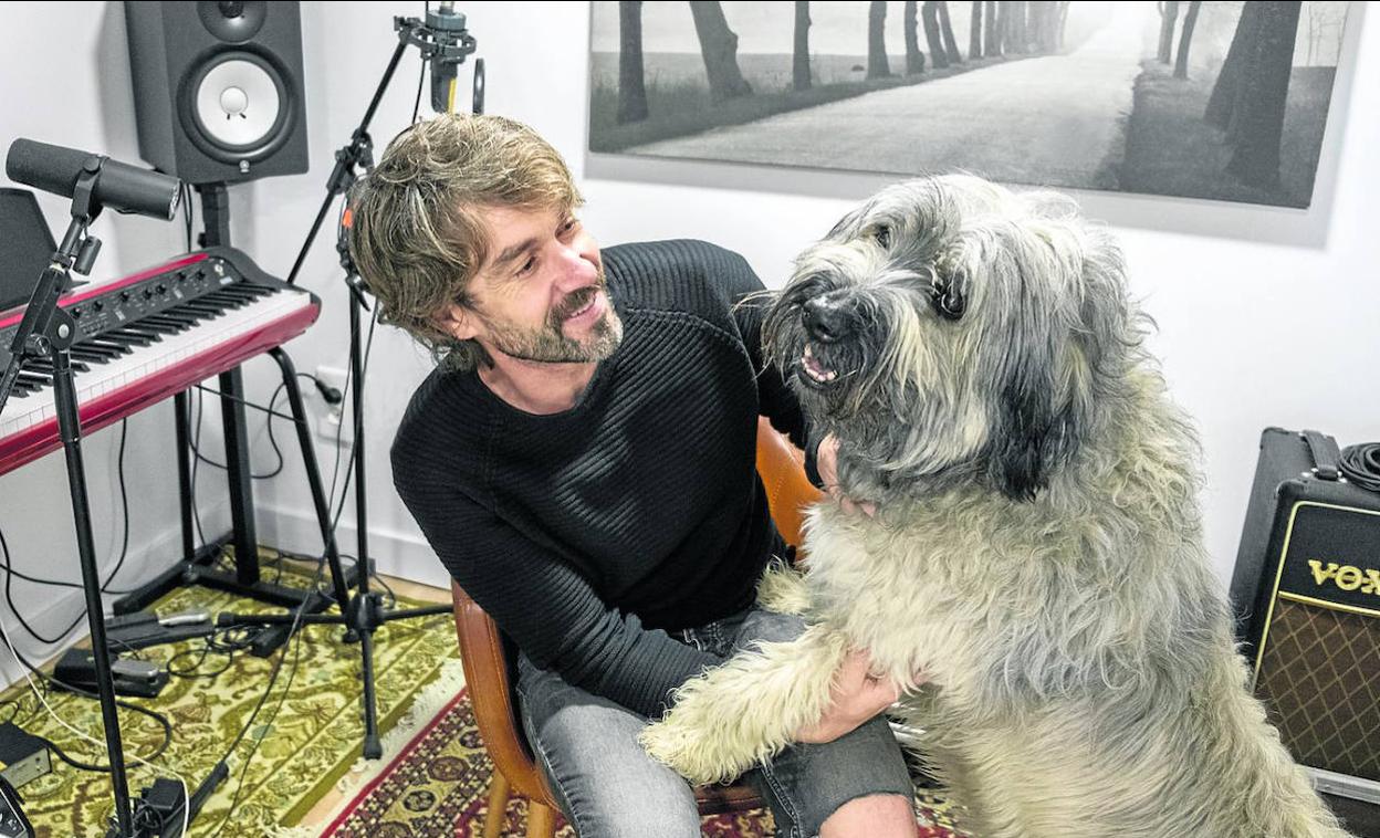 El músico Marcos Casal, fundador de La Sonrisa de Julia y la Billy Boom Band, posa con Max en su estudio de grabación. 