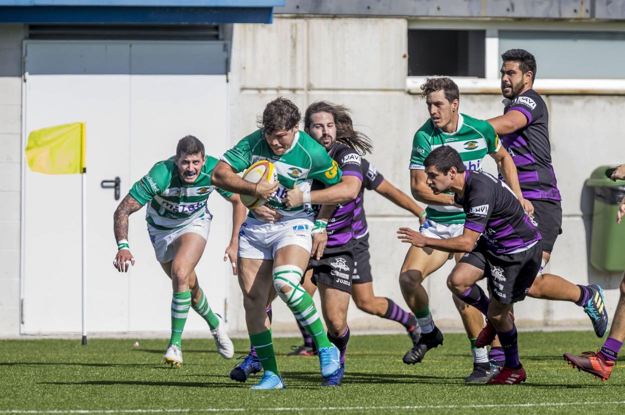 Francisco Navarrete lleva el oval en el partido ante el Palencia.
