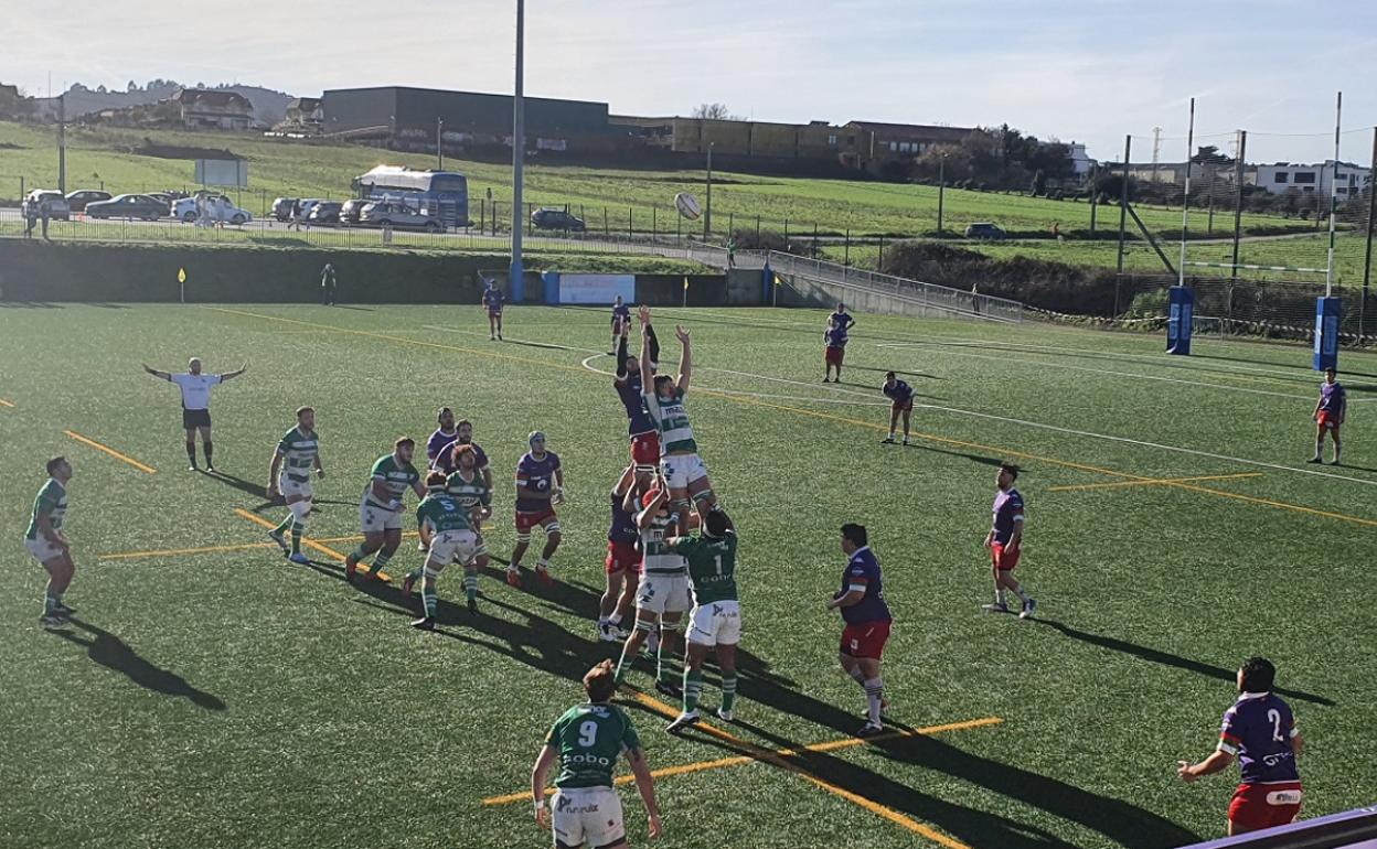 Los jugadores del Mazabi y del Hernani saltan en una touche sacada por los vascos