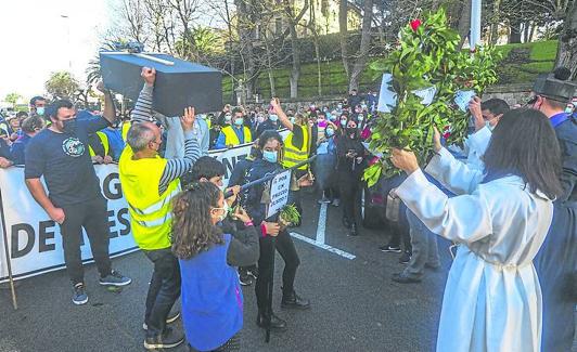 Los ganaderos simularon un funeral frente al cónclave socialista.