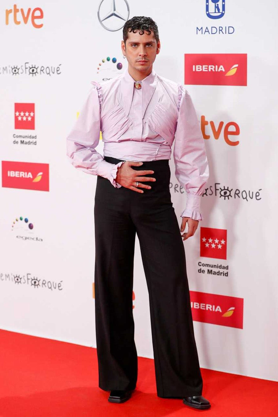 Como presencia masculina a destacar en la alfombra, siempre impecable y con característico estilo destacar al actor y director Eduardo Casanova. Un total look firmado por Palomo Spain.