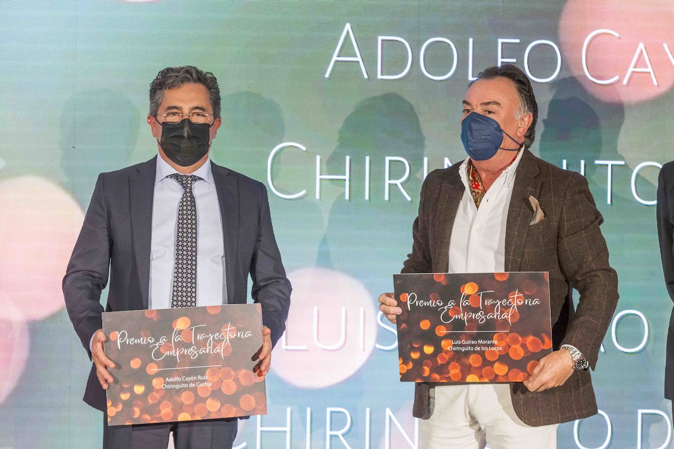 Adolfo Cayón Ruiz, del chiringuito de Chuchia, y Luis Guirao Monte, del chiringuito de los Locos, reciben el premio a la trayectoria empresarial.