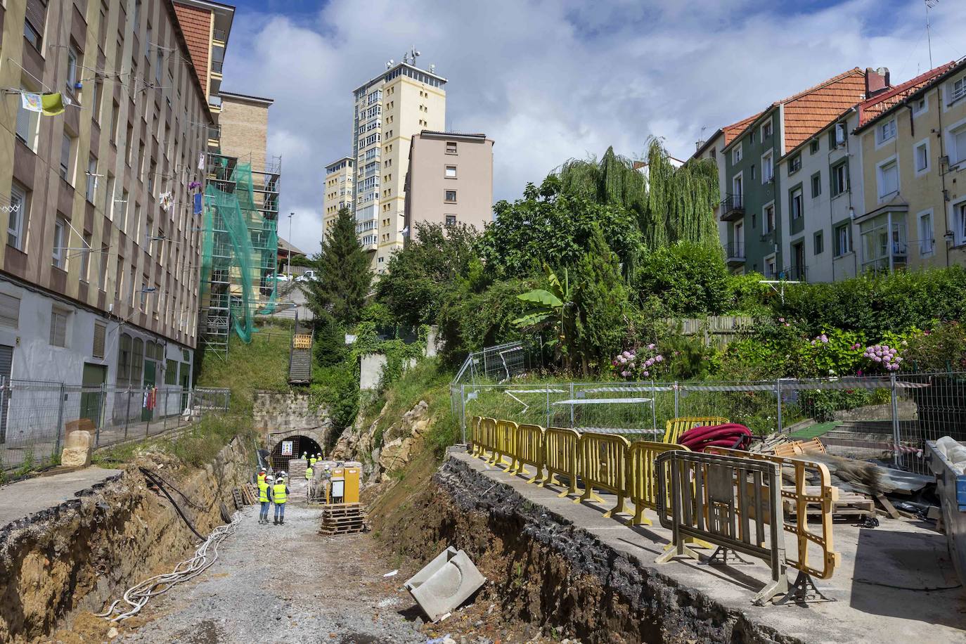 Salida del túnel a la zona de Tetuán, concretamente en el Grupo Las Canteras. Ahí se conectará con el carril bici de Puertochico.