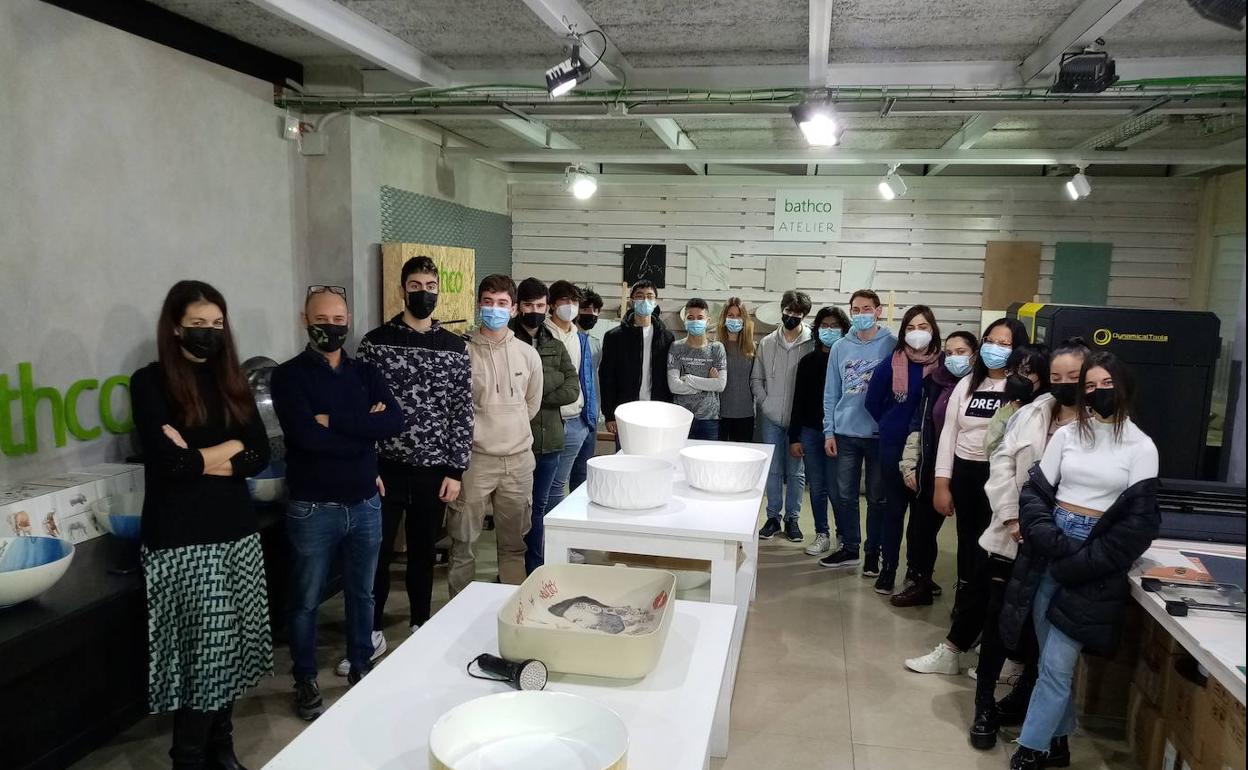 El Atelier de Bathco recibe a los estudiantes del IES José María Pereda.