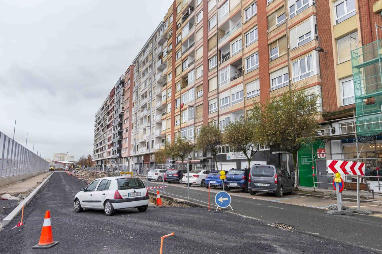 La calle contará en el futuro con un gran paseo peatonal. 