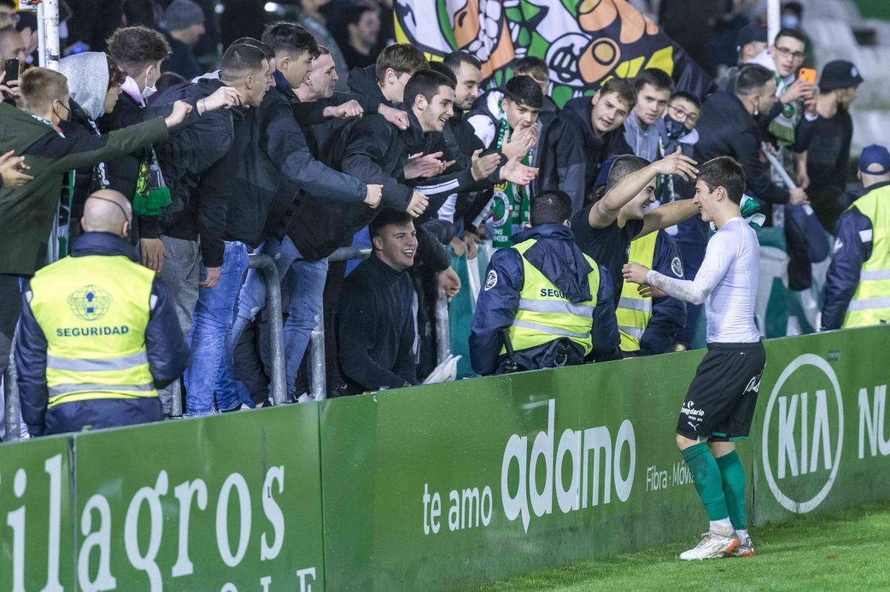 La afición de los Campos de Sport ya tiene nuevo hilo musical antes de los partidos. roberto ruiz