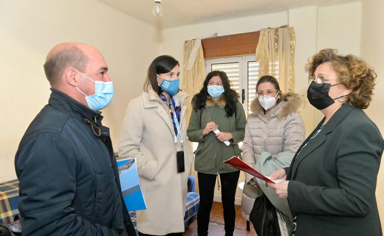 La alcaldesa ha visitado hoy junto a Sonsoles López una de las dos viviendas que serán financiadas gracias a los remanentes utilizados en el II Plan de Choque