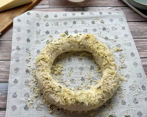 Coloca los dos rulos formando un círculo y presiona un poco sobre el hojaldre para unir bien las dos partes.