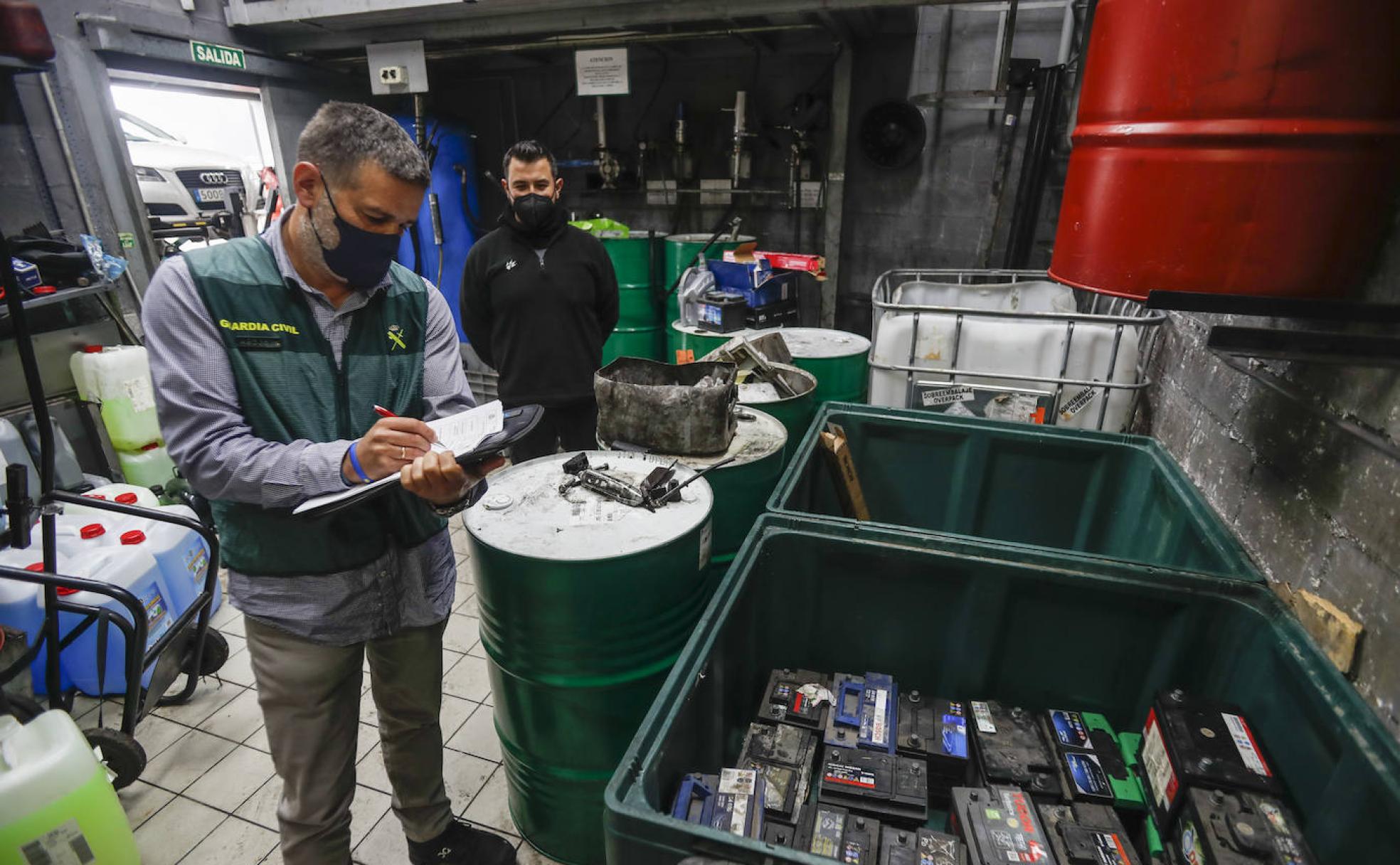 El Seprona desarrolla este mes una revisión intensiva de la gestión de los residuos en los talleres de coches de Cantabria.