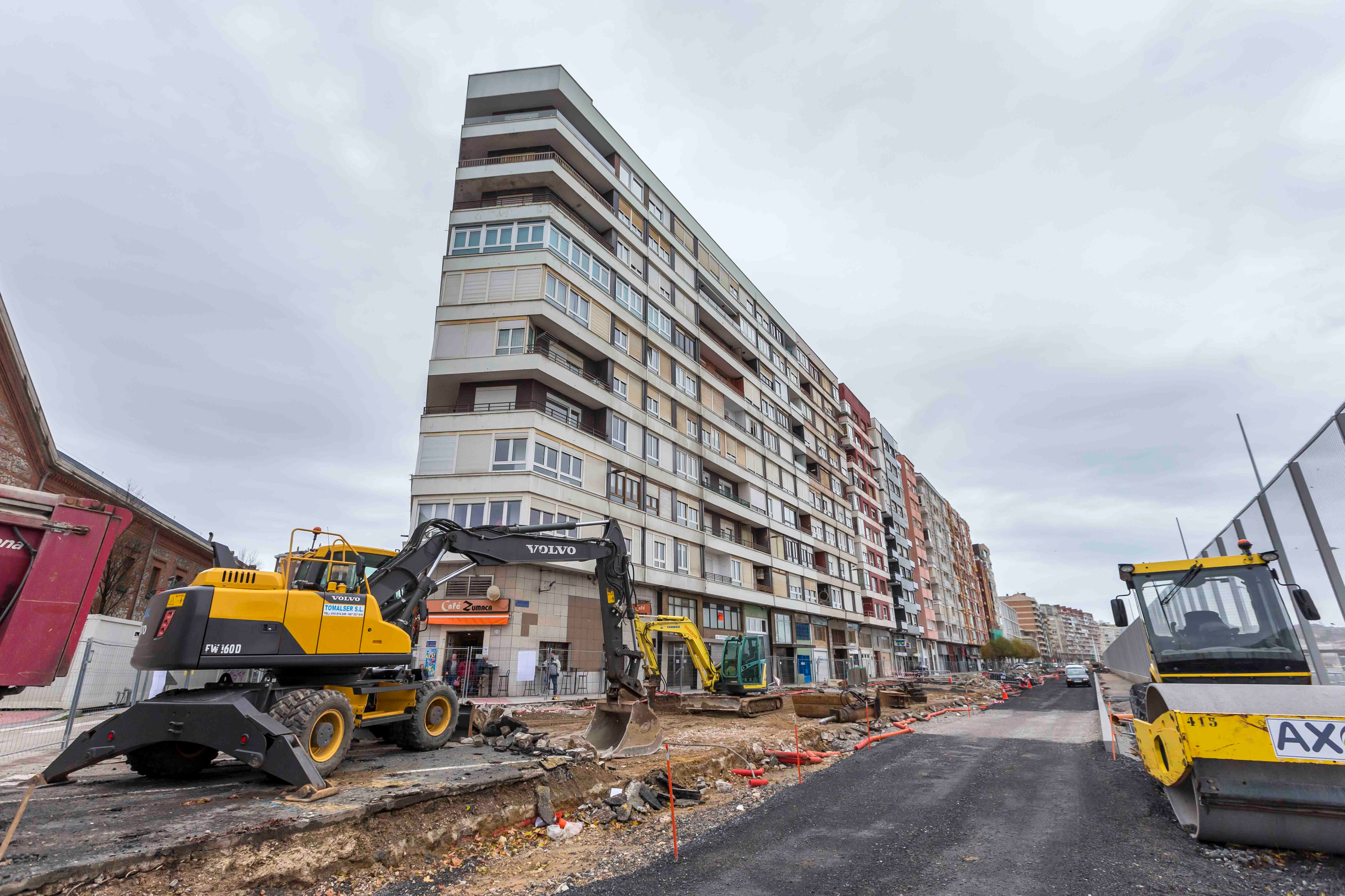 La calle Antonio López, junto al Puerto, se convertirá en un amplio paseo peatonal y la maquinaria ya trabaja en igualar el suelo tras la demolición de los tinglados.