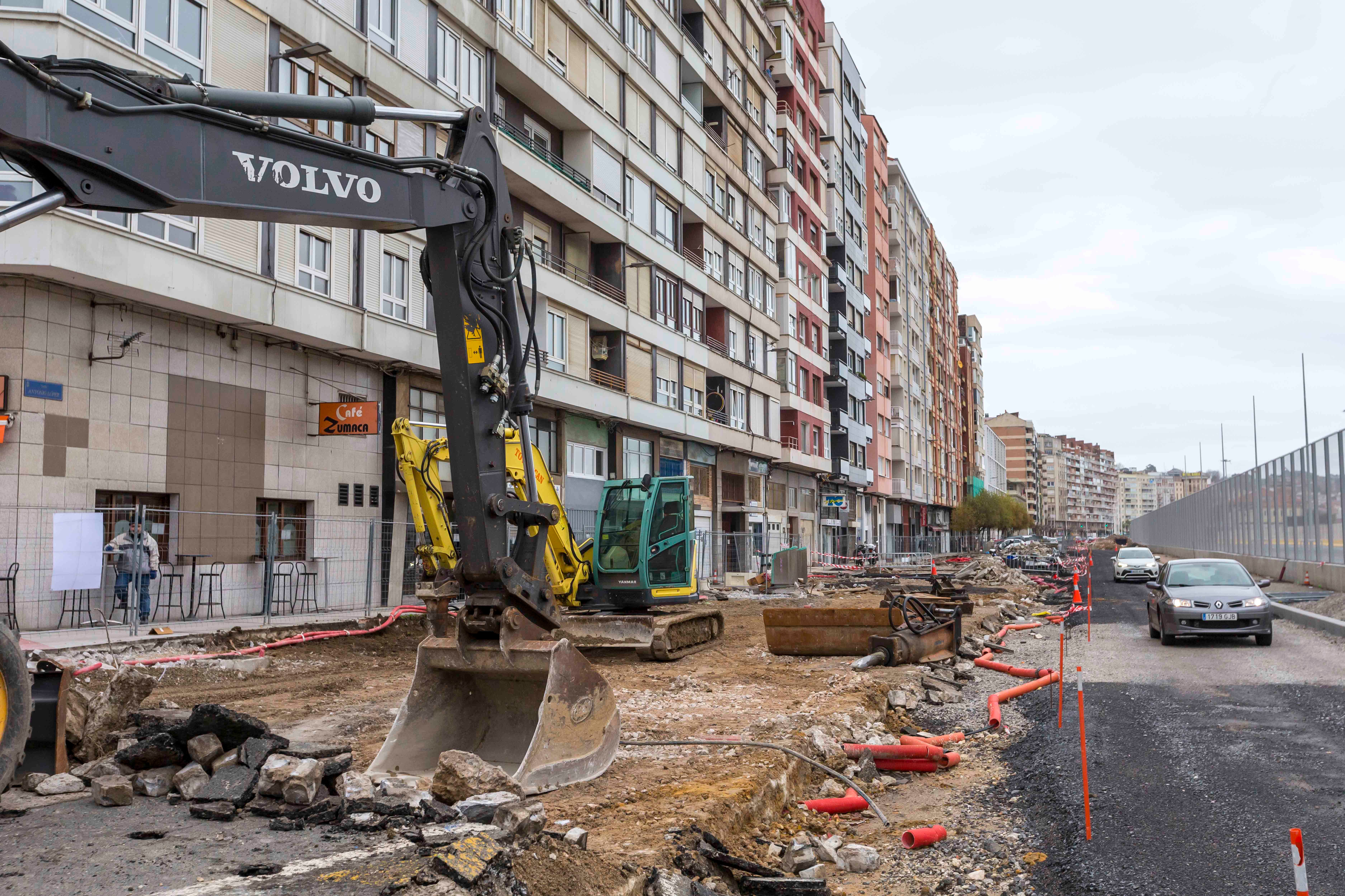 La calle Antonio López, junto al Puerto, se convertirá en un amplio paseo peatonal y la maquinaria ya trabaja en igualar el suelo tras la demolición de los tinglados.