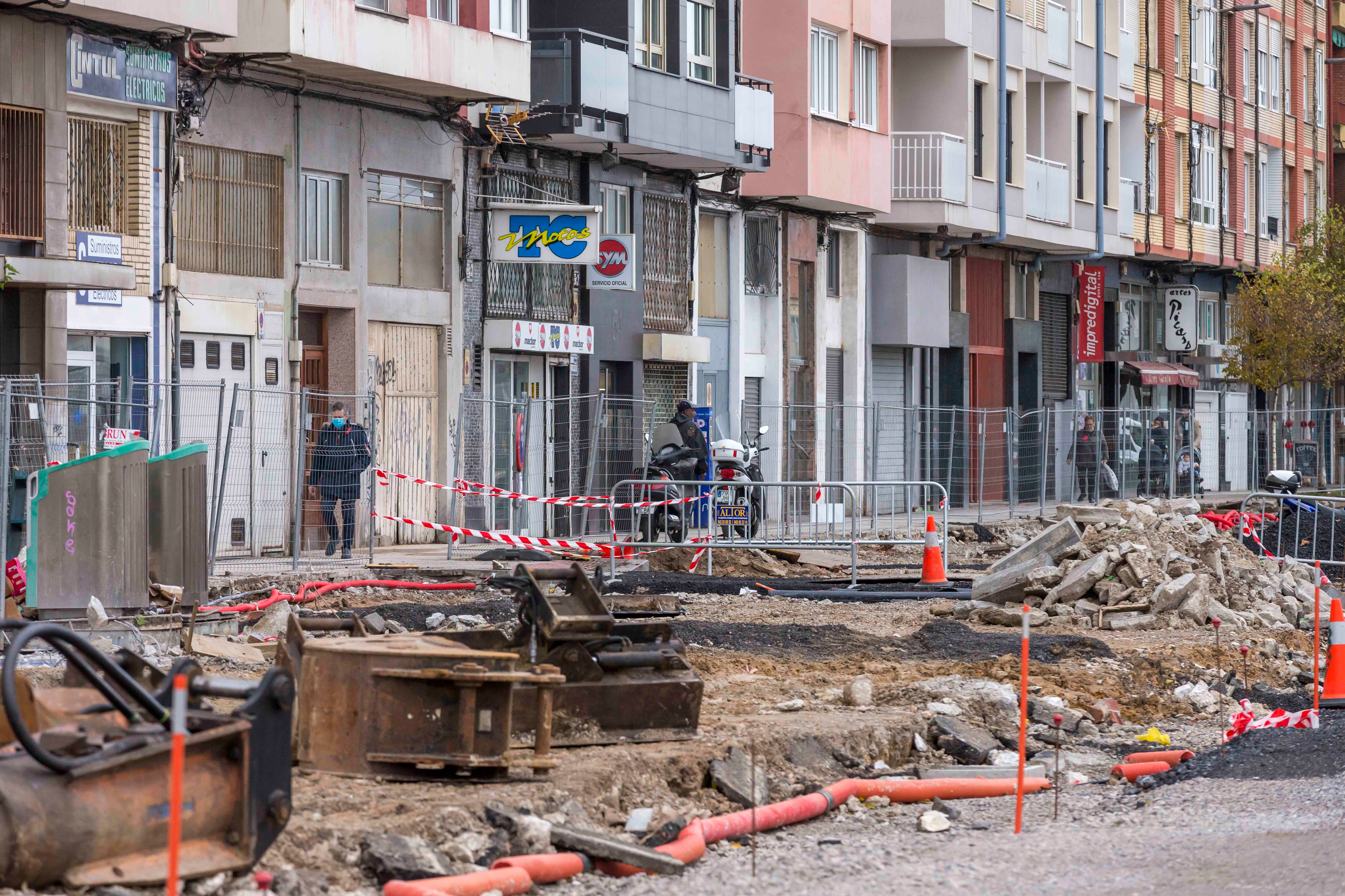 La calle Antonio López, junto al Puerto, se convertirá en un amplio paseo peatonal y la maquinaria ya trabaja en igualar el suelo tras la demolición de los tinglados