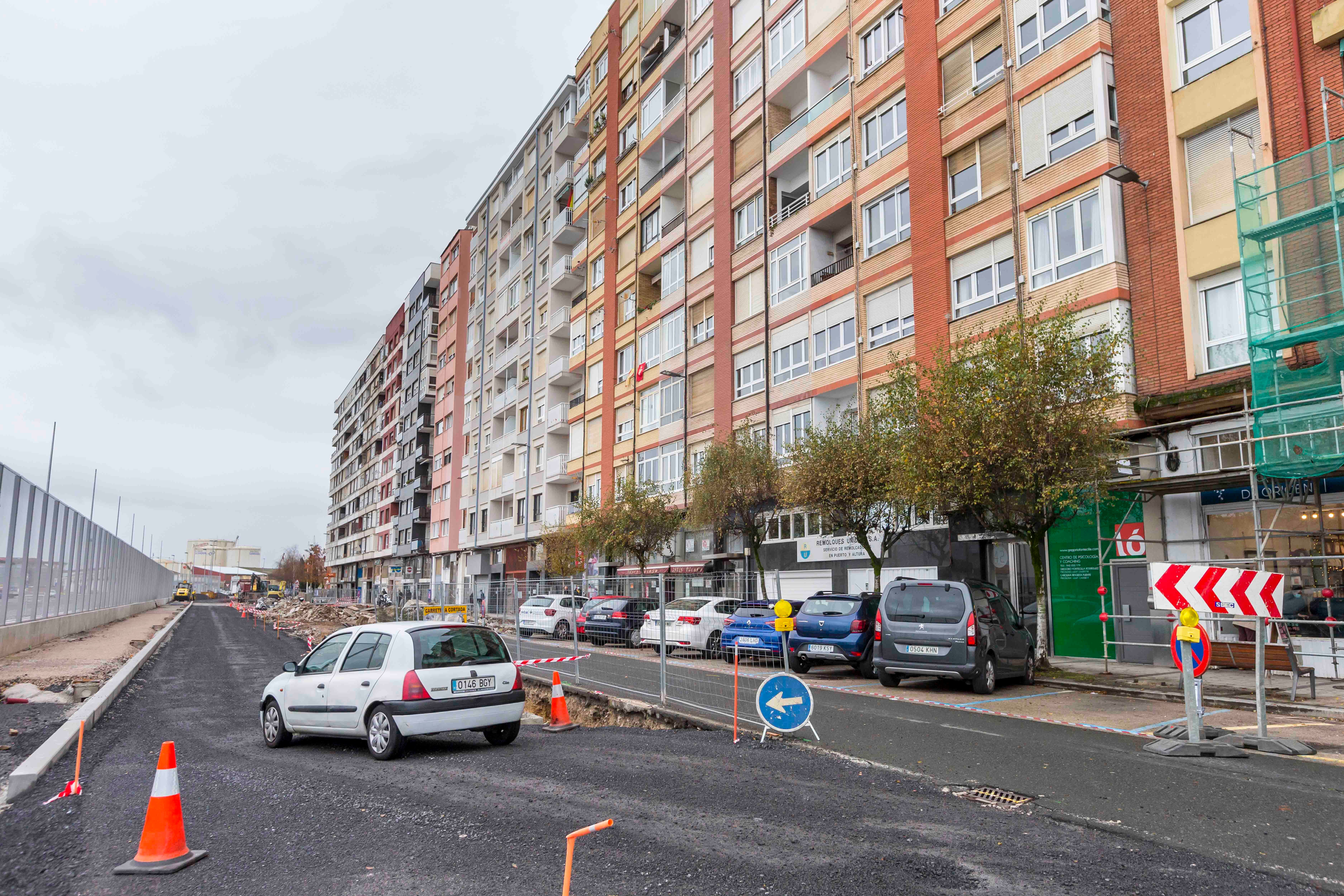 La calle Antonio López, junto al Puerto, se convertirá en un amplio paseo peatonal y la maquinaria ya trabaja en igualar el suelo tras la demolición de los tinglados