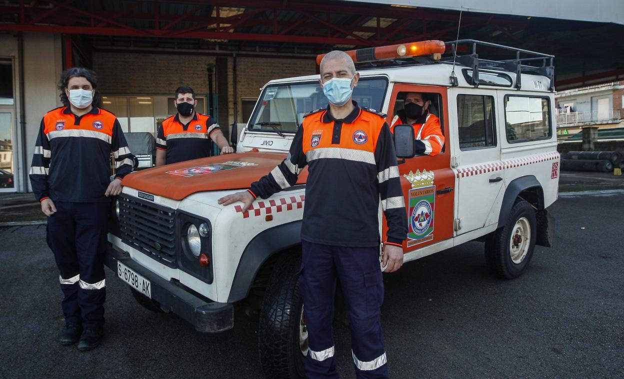 Los voluntarios y su coordinador -segundo por la derecha- muestran el vehículo del que disponen ahora.