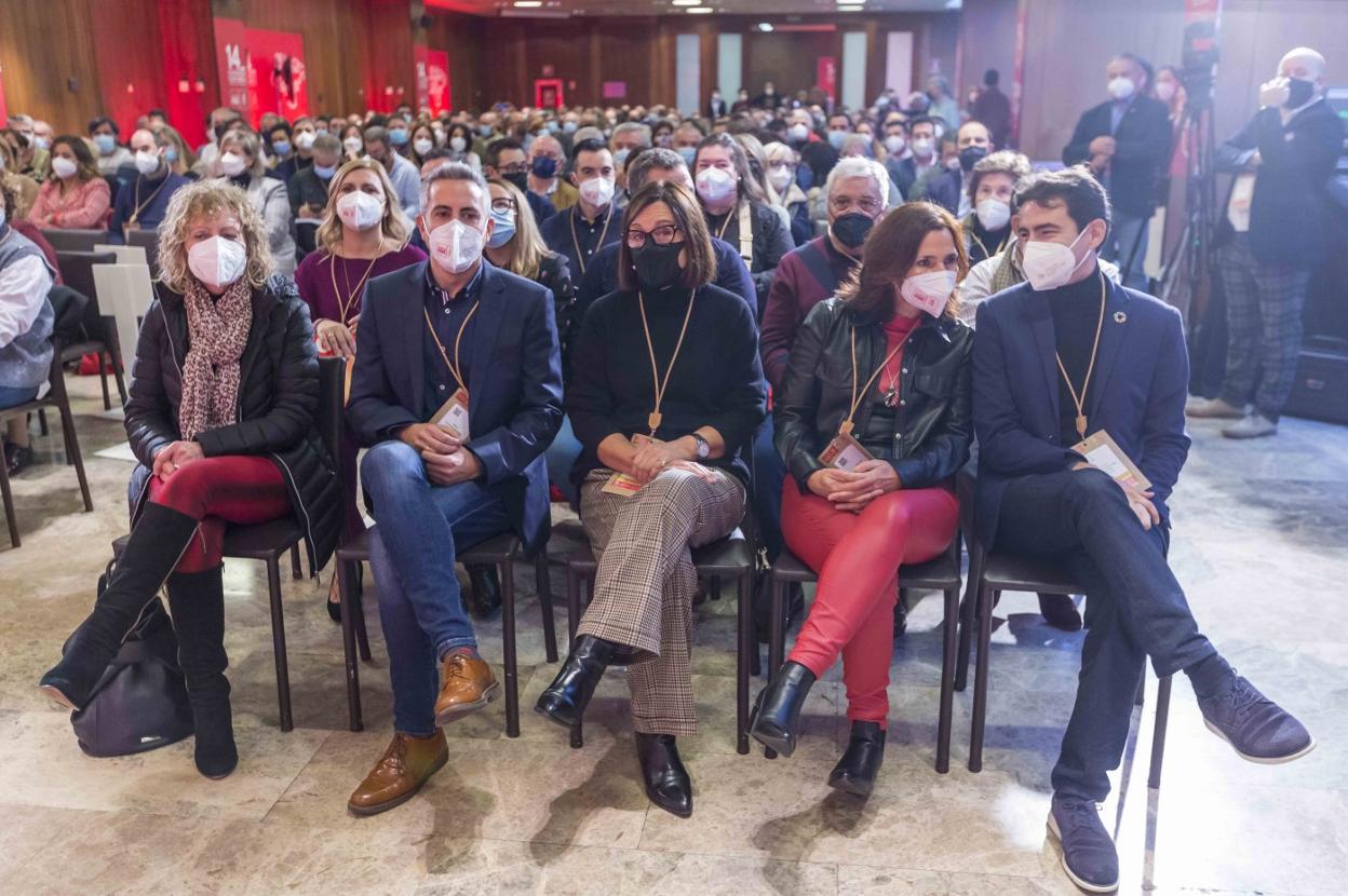 Tezanos, Zuloaga, Gorostiaga, la diputada nacional Seijo y Casares, el sábado en el Congreso del PSOE. 