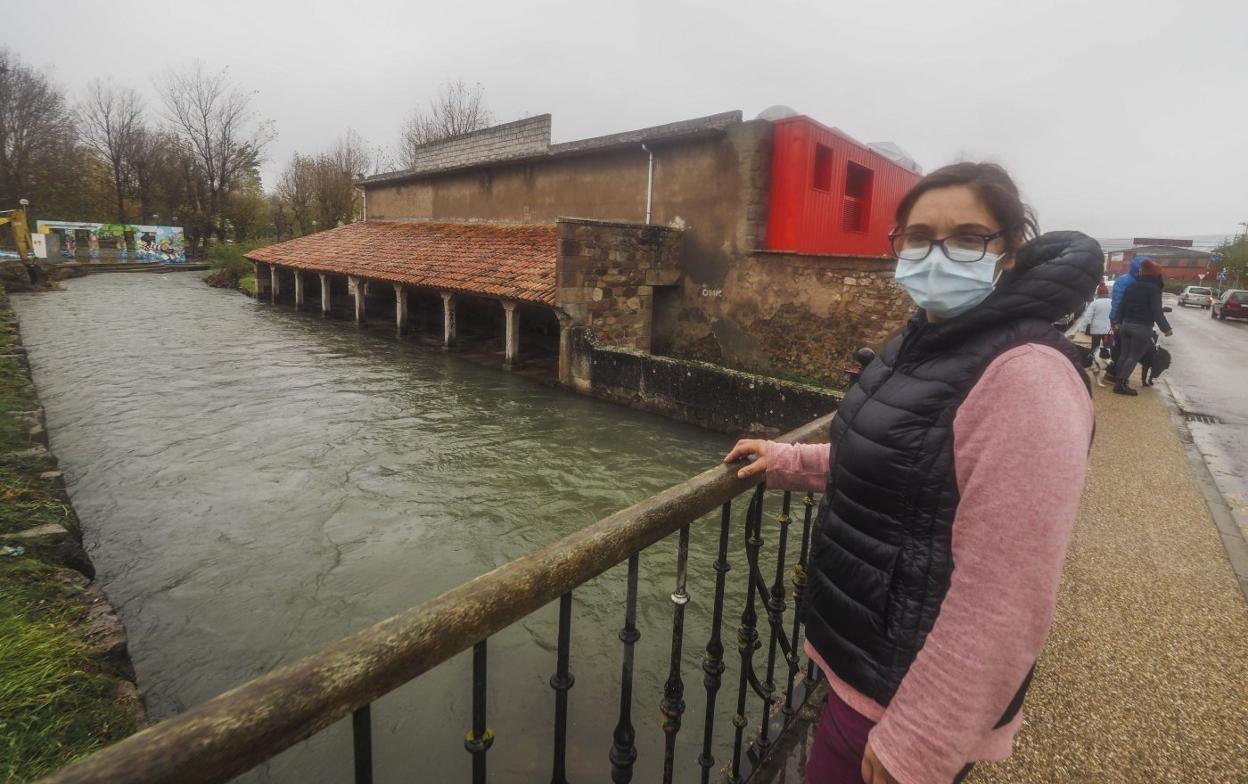 Sheila Castro, propietaria del restaurante El Montañés, que se encuentra junto al cauce del Ebro a su paso por Reinosa. 