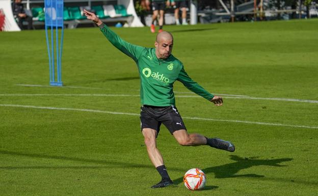 Carlos Castro chuta el balón en un entrenamiento.