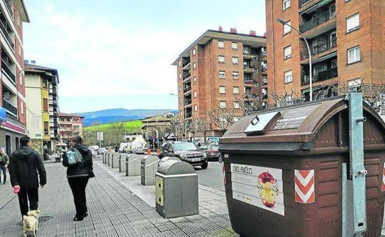 Ejemplo de un contenedor marron de residuos orgánicos en el País Vasco.