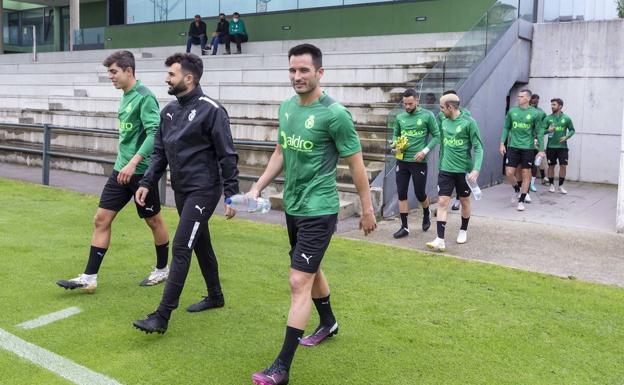 Isma López, en el centro y junto Romo y Sainz Maza, sale al campo de La Albericia en un entrenamiento. 