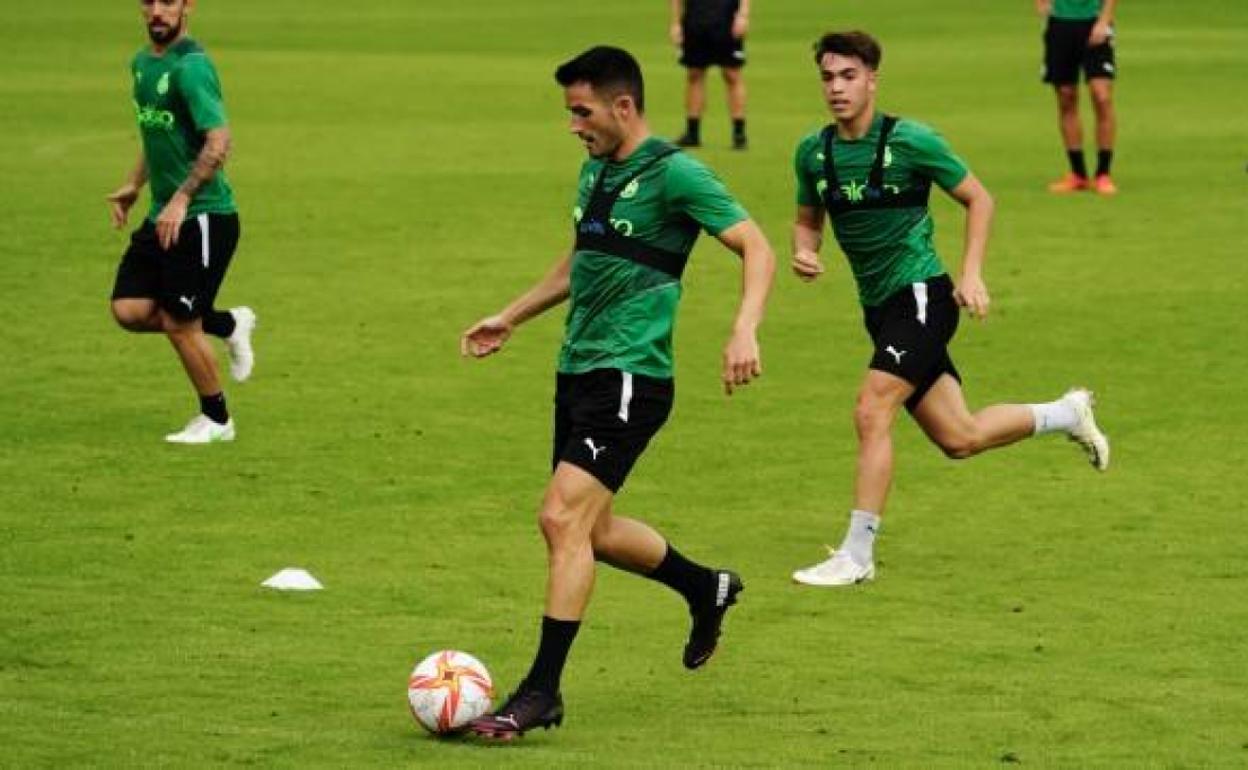 Isma López golpea el balón en las Instalaciones Nando Yosu.