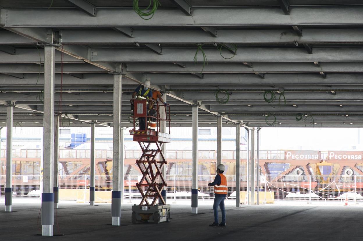 Silo de automóviles en el Puerto de Santander.