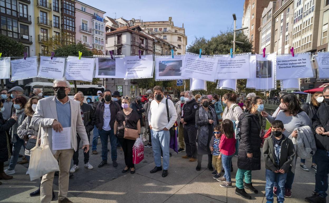 Pasaje Seguro recoge 43.000 firmas contra las concertinas en el puerto de Santander