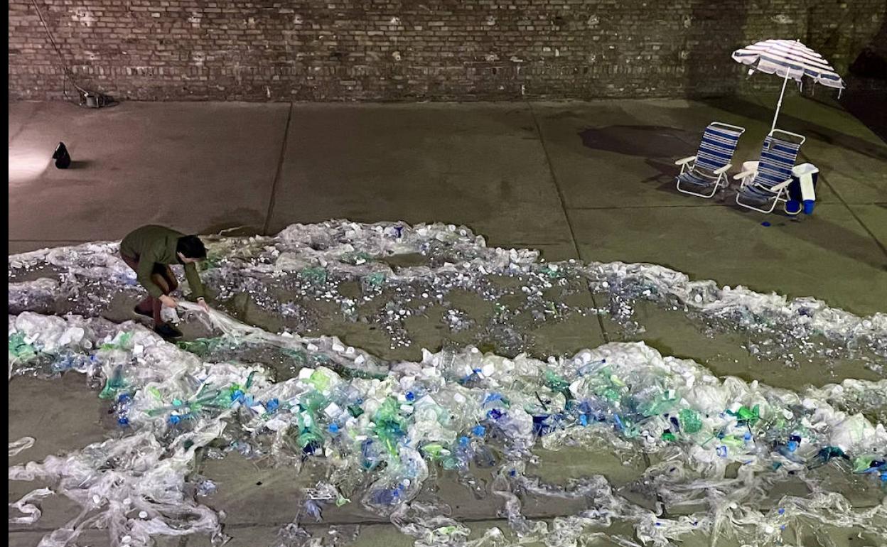 El artista cántabro Pejac durante el montaje de 'Mar de plástico', instalación de la muestra 'Apnea