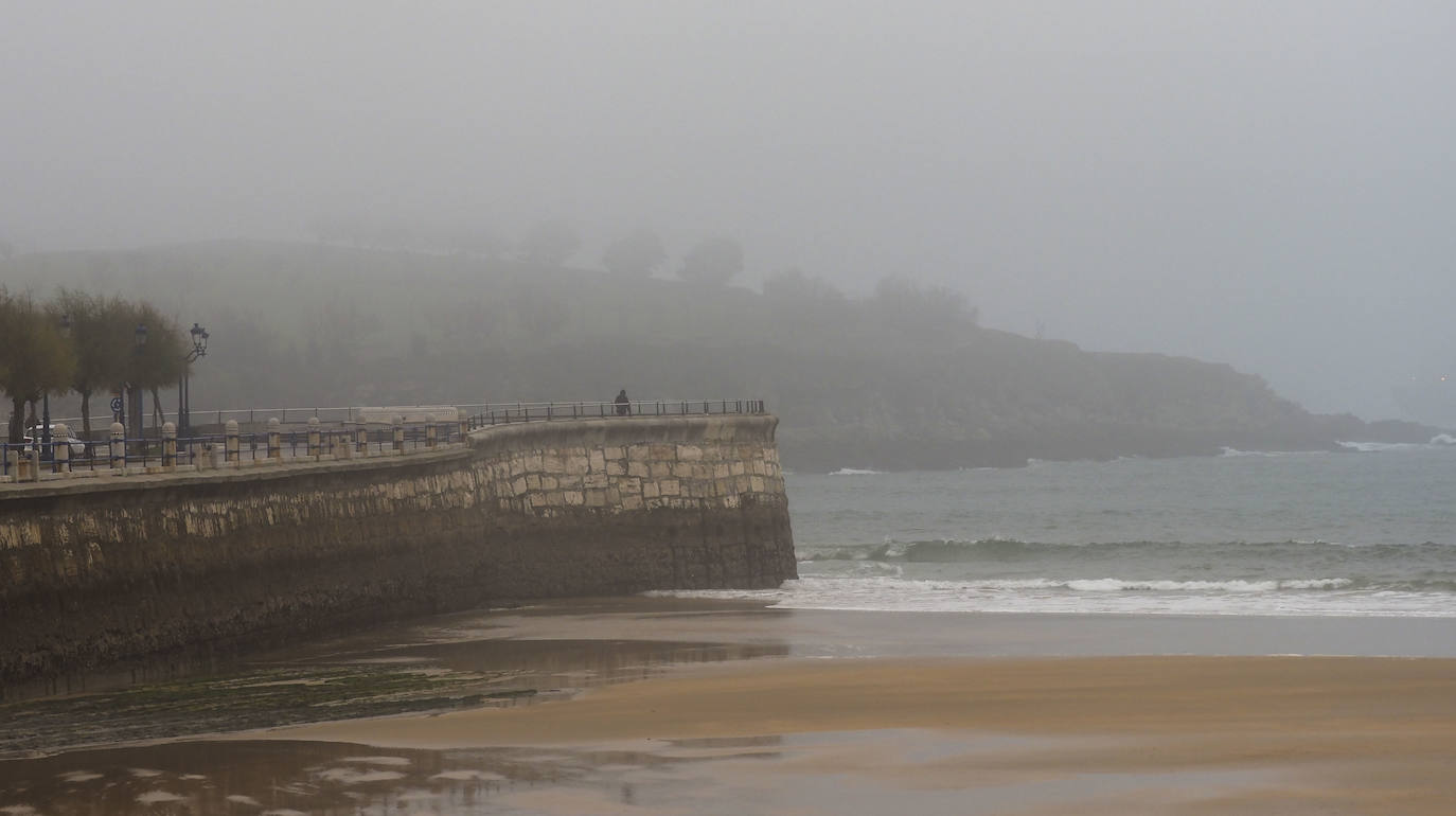 Apenas se veía Cabo Mayor entre la niebla