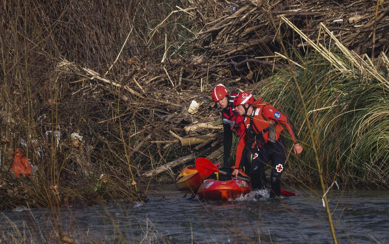 Dos miembros del equipo de rastreo, este miércoles, durante la búsqueda desarrollada en la ría de San Martín.