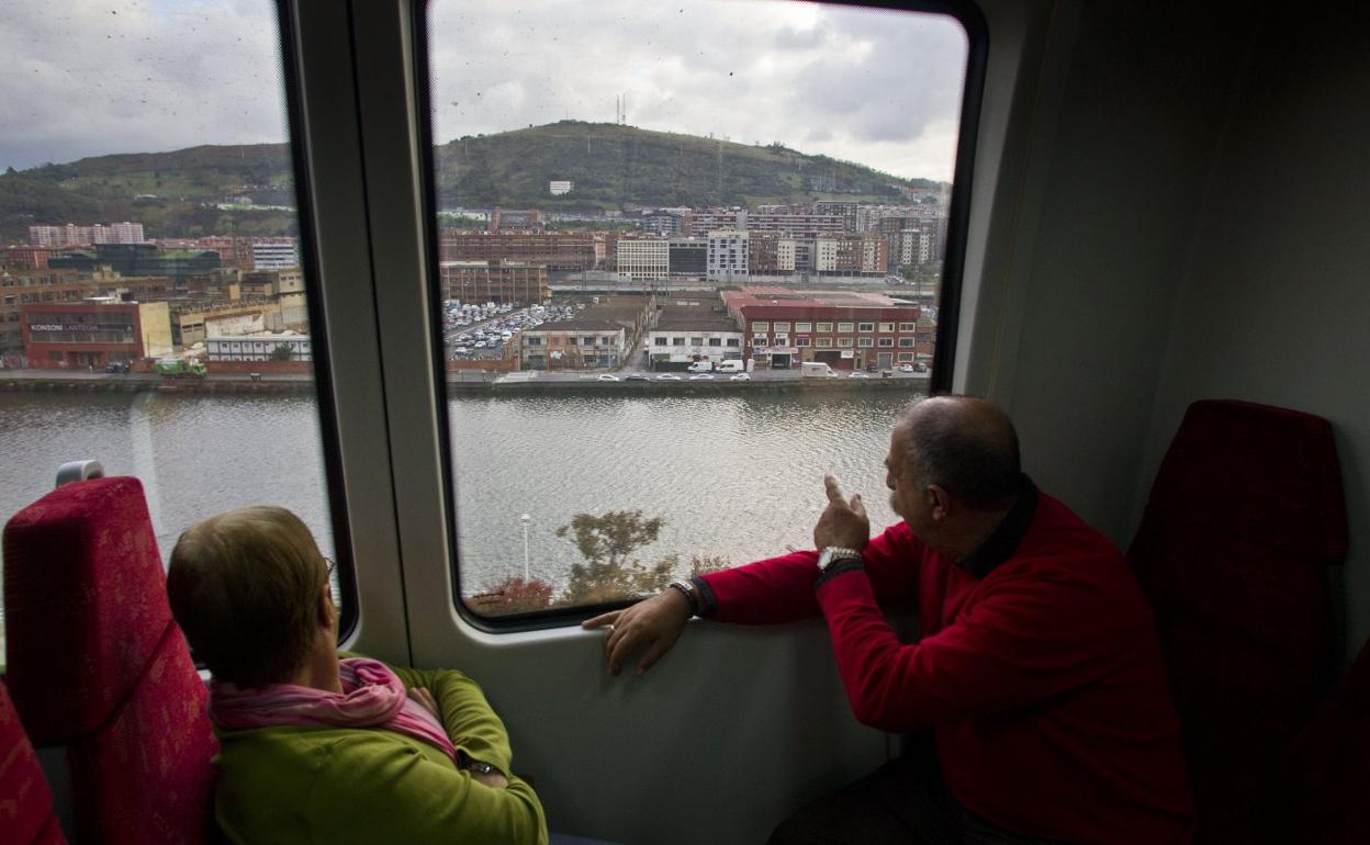 Bruselas dice que habrá que esperar a 2050 para que el tren a Bilbao vaya más rápido.