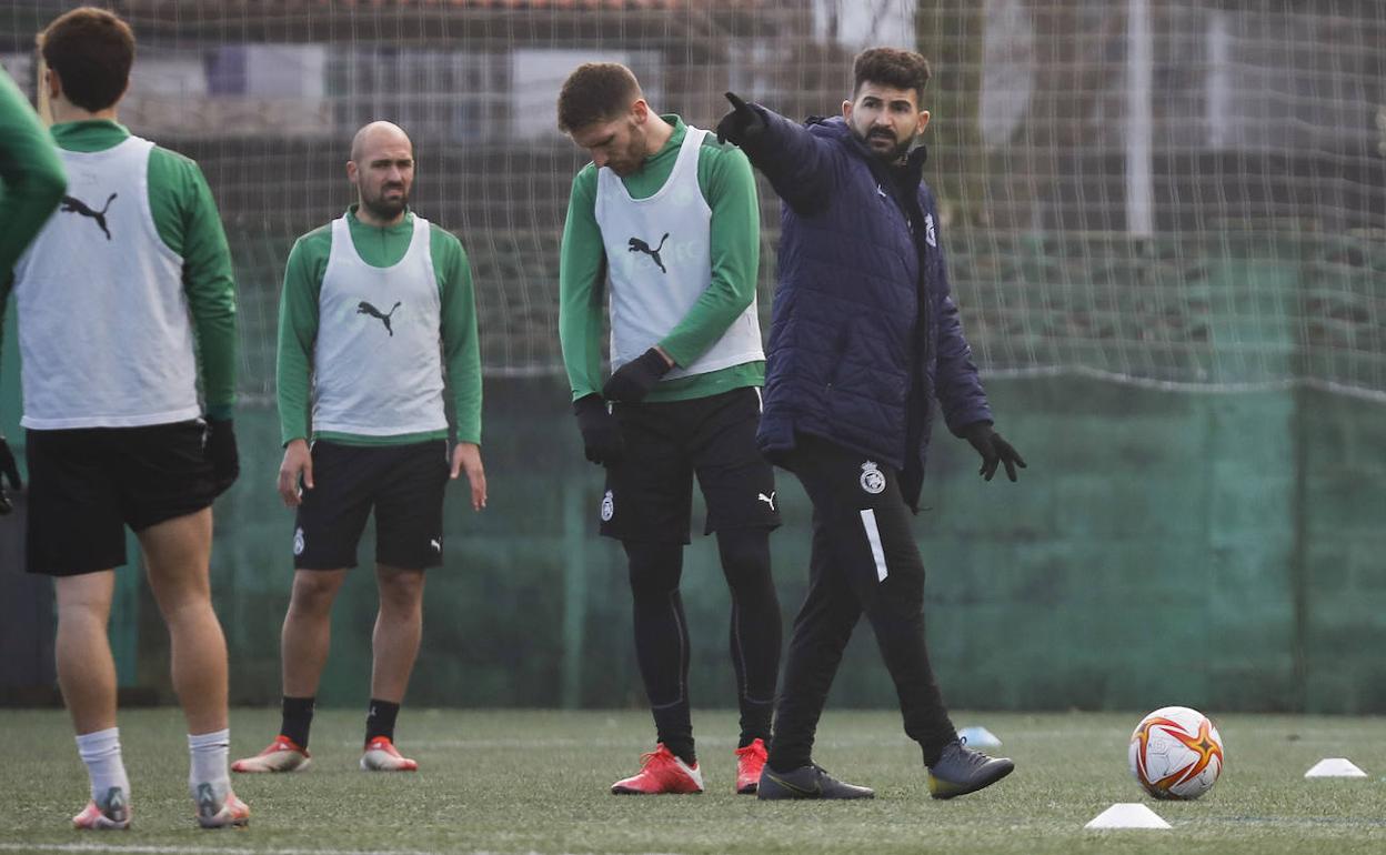 Romo da órdenes durante el entrenamiento de este jueves.