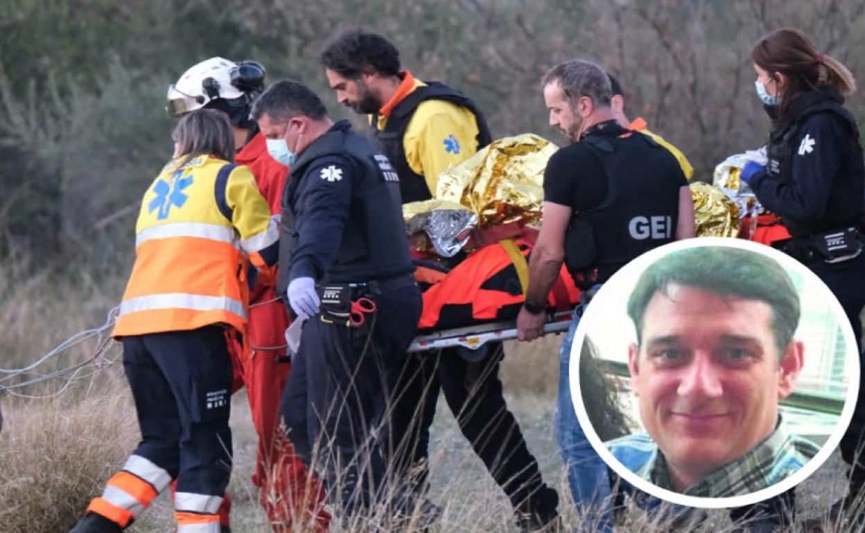 Mossos y sanitarios trasladan al autor del tiroteo, que fue reducido por la policía. En el círculo, el reinosano José Manuel Maestro, que fue disparado por un excompañero de la empresa Securitas. 