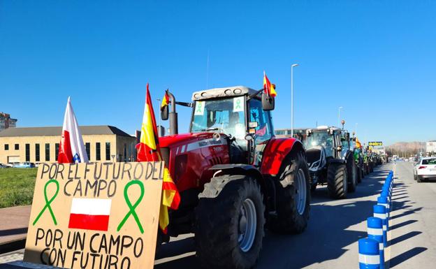 Imagen principal - Imágenes de las protestas del sector en los supermercados de Camargo