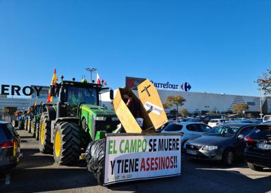 Imagen secundaria 1 - Imágenes de las protestas del sector en los supermercados de Camargo