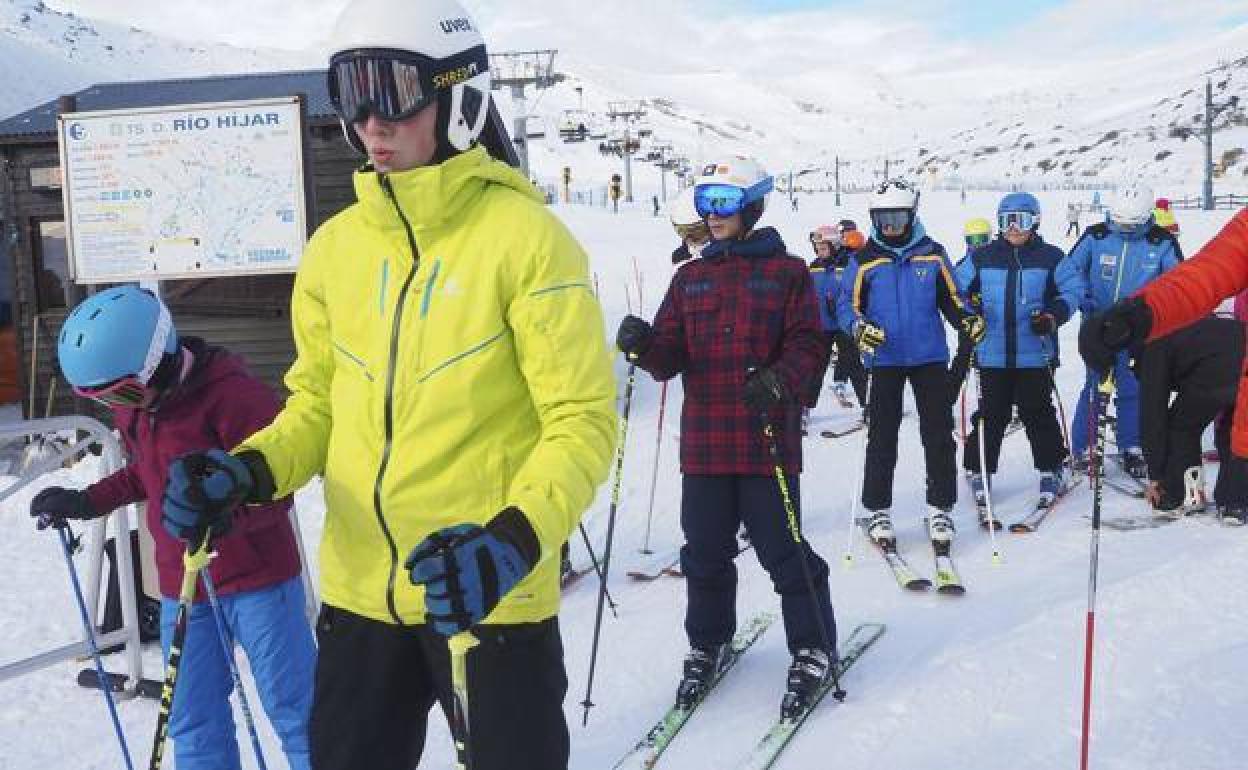 Imagen de archivo de esquiadores en Alto Campoo