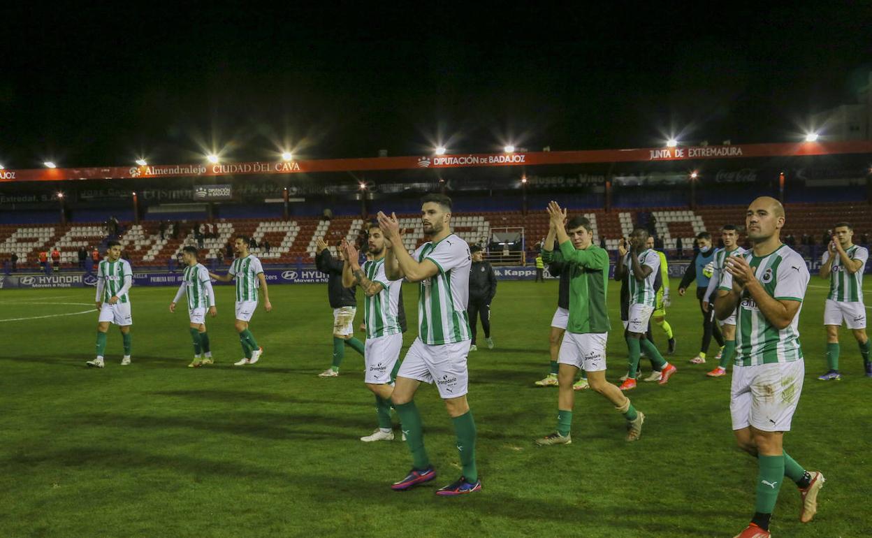 Los jugadores aplauden al acabar el encuentro