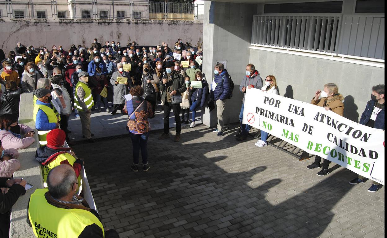 Vecinos de Santoña a su paso por las calle Las Huertas en la manifestación contra los recortes en Sanidad.