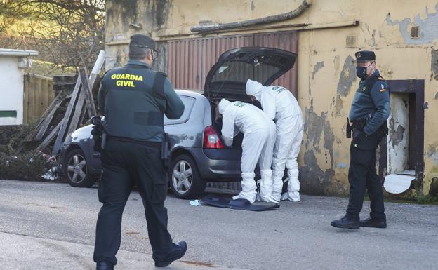 La Guardia Civil busca un arma blanca con la que el presunto asesino apuñaló a su expareja y a la bebé