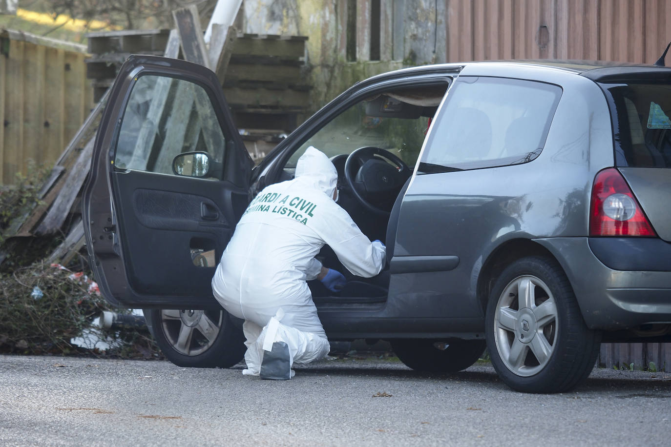 Fotos: La Guardia Civil la Cientifica buscan el arma homicida