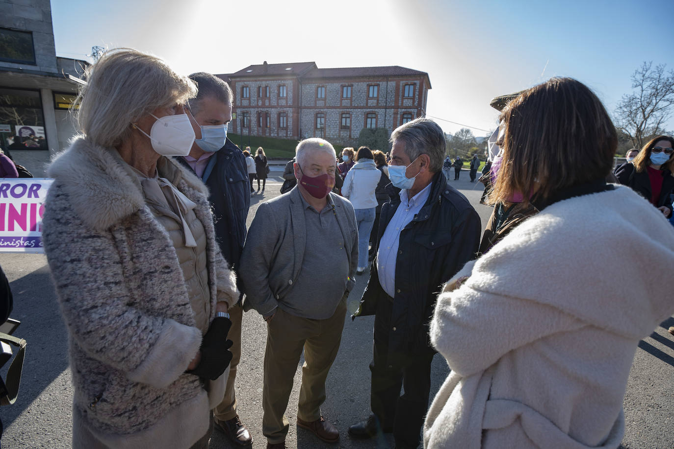 Revilla junto al alcalde de Villaescusa, Constantino Fernández, y la consejera de Educación, Marina Lombó.