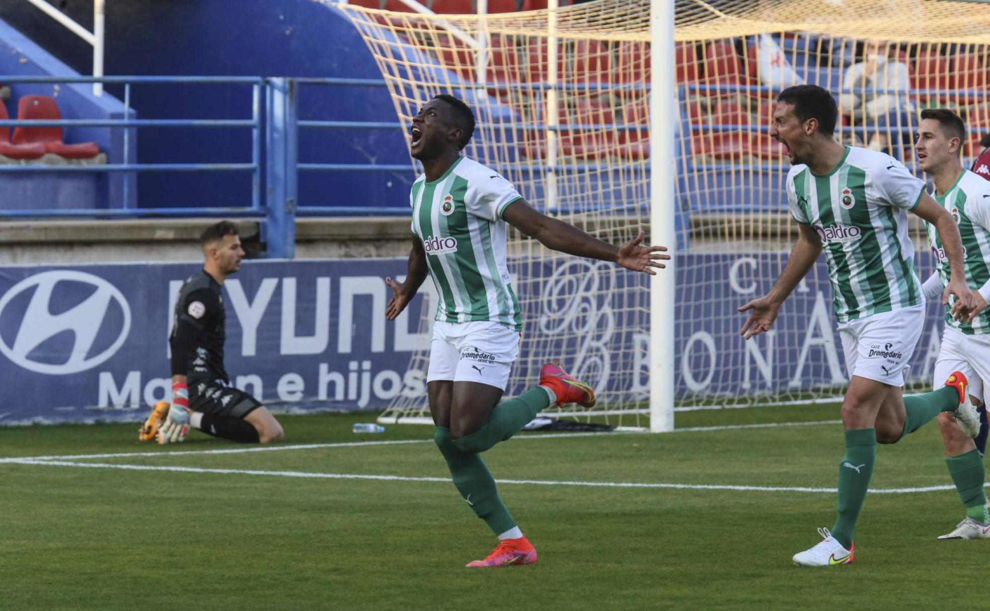 Patrick Soko celebra con rabia junto a Pol Moreno y Manu Justo uno de los tres goles marcados ayer. 