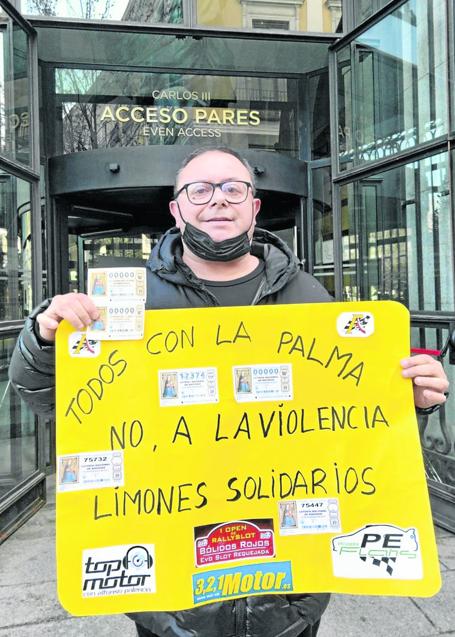 Imagen - Jesús Manuel Ruiz, en la puerta del Teatro Real con su pancarta. dm