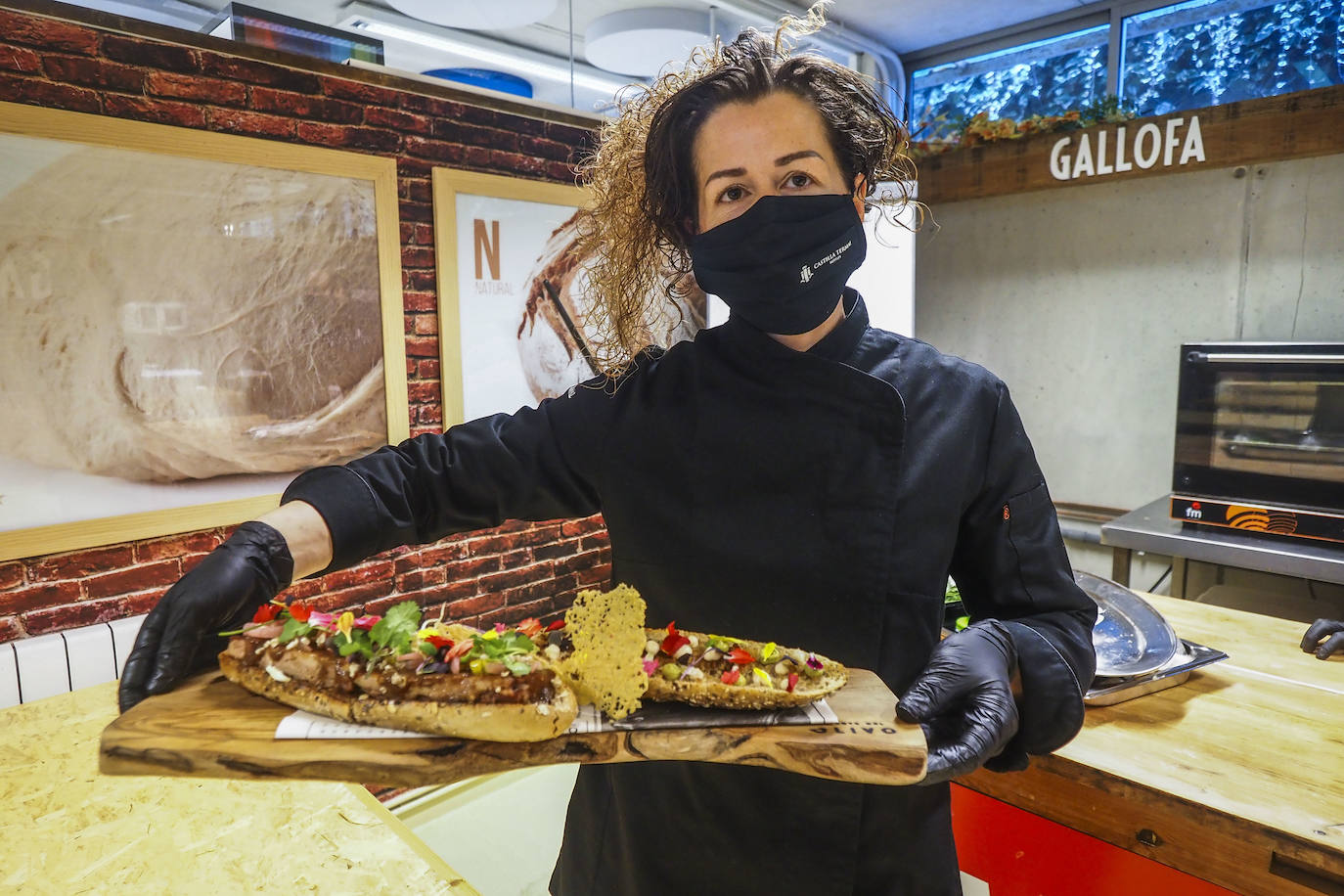 El mejor bocadillo es un ‘bocata’ de cochinillo elaborado por Teresa Lavín, jefa de partida del Hotel Castilla Termal Balneario de Solares que, dentro de un pan de semillas presentó la carne del cochinillo asado a baja temperatura con alioli de membrillo, reducción de su propio jugo, crema de aguacate, cebolla roja encurtida, cilantro y corteza de cerdo frita. 