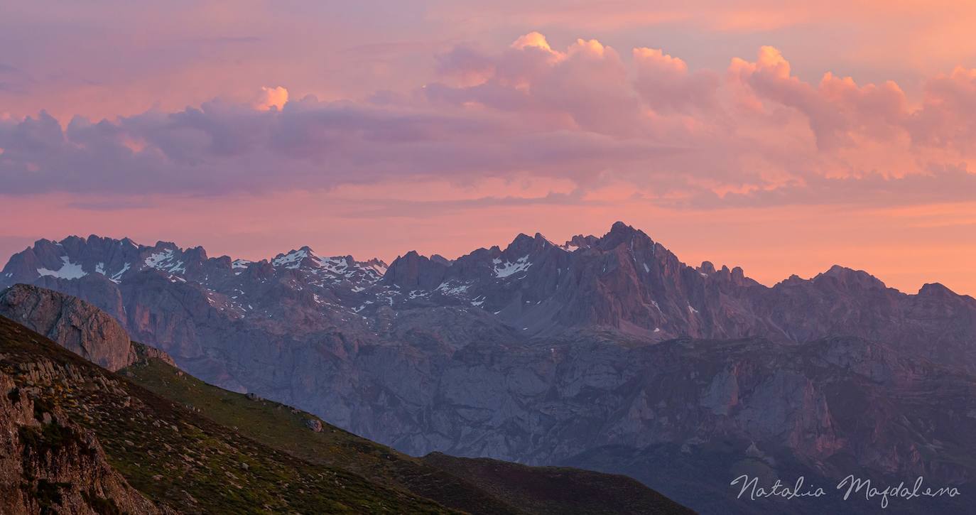 Hay quien llama a esta zona de Cantabria la pequeña Suiza, pero por qué vamos a compararnos a otro lugar si Liébana alberga sus propios tesoros por descubrir a lo largo y ancho de sus valles. Los paisajes son de profunda belleza y relieves extremos, donde los Picos de Europa se imponen como protagonistas y guardianes de estas tierras