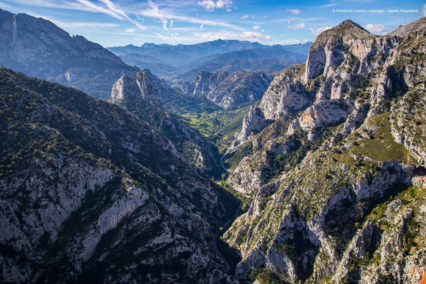 Hay quien llama a esta zona de Cantabria la pequeña Suiza, pero por qué vamos a compararnos a otro lugar si Liébana alberga sus propios tesoros por descubrir a lo largo y ancho de sus valles. Los paisajes son de profunda belleza y relieves extremos, donde los Picos de Europa se imponen como protagonistas y guardianes de estas tierras