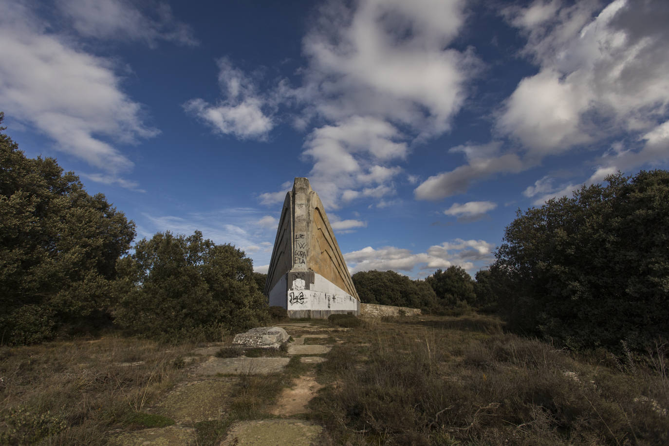 Restos de los homenajes franquistas tras la Guerra Civil que hay repartidos por toda la ruta. En la imagen, monumento en honor a la Columna Sagardía.