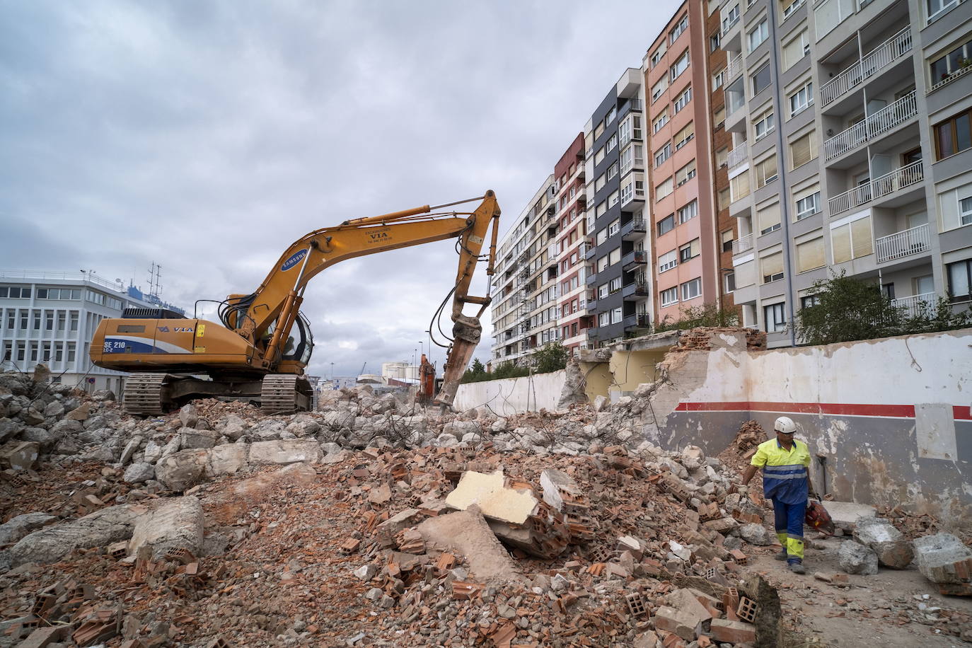 Los tinglados de Antonio López ya son historia. Tras la eliminación de los talleres, la ciudad gana terreno al Puerto y se construirá un gran paseo peatonal de 22,5 metros de ancho