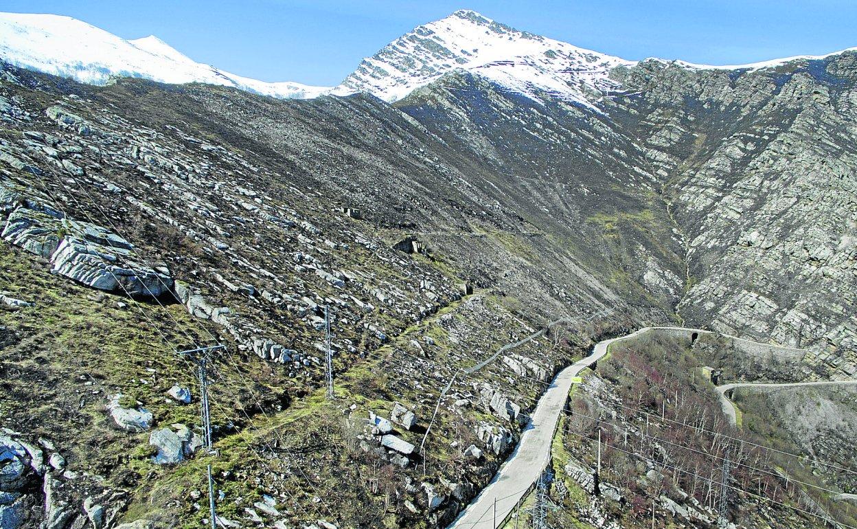 La carretera de acceso a Polaciones discurre por una zona en la que las laderas apenas tienen vegetación y hay abundantes zonas de rocas inestables.