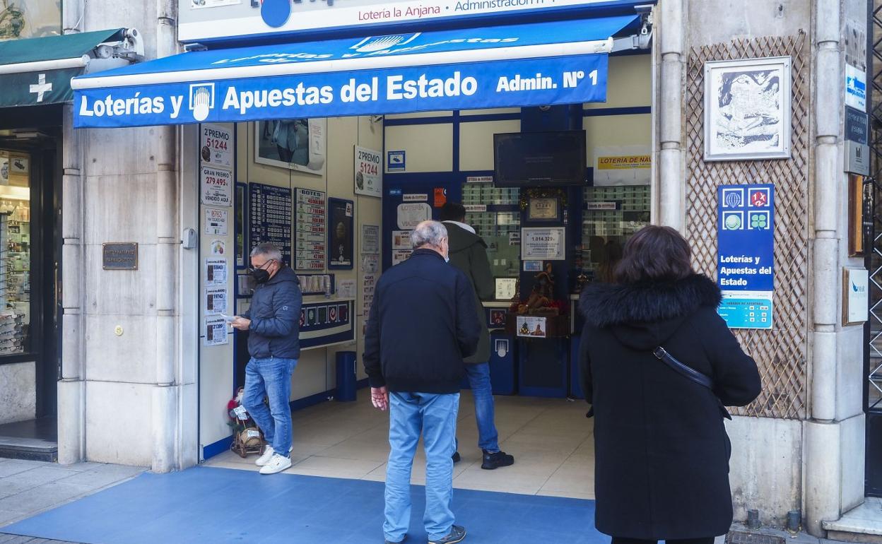 Varios clientes hacen cola para comprar lotería en la administración número 1 de Santander.