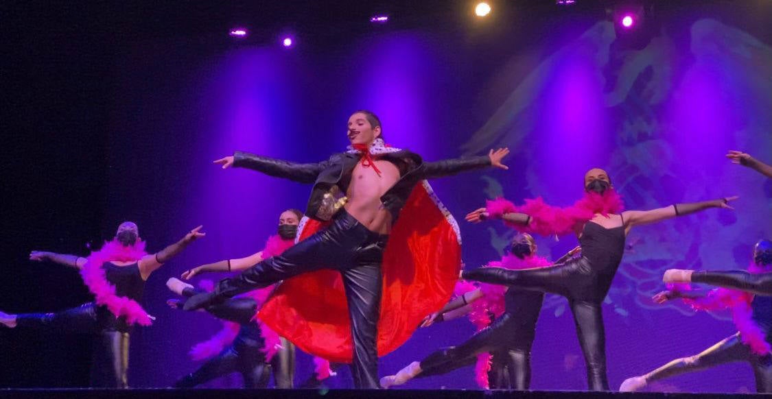 La Escuela de Danza rinde homenaje a la banda de Freddie Mercury y comparte su gala navideña en el Teatro Salesianos.